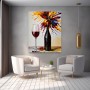 Glas Wein mit Weinflasche am Tisch