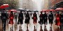 Regenspaziergang mit roten Schirmen