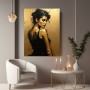 Elegante Frau im goldenen Licht