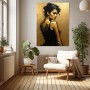 Elegante Frau im goldenen Licht