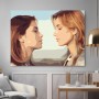 Zwei Frauen im Blickkontakt