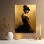 Elegante Frau in Gold und Schwarz