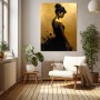 Elegante Frau in Gold und Schwarz