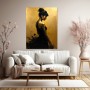 Elegante Frau in Gold und Schwarz