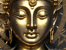 Goldener Buddha in Ruhe