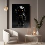 Schwarzer Astronaut mit goldenen Akzenten