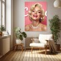 Blonde Hollywood-Diva in Pink