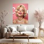 Blonde Hollywood-Diva in Pink