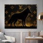Schwarzer Wolf vor goldenem Monogramm