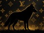 Schwarzer Wolf vor goldenem Monogramm