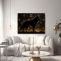 Schwarzer Wolf vor goldenem Monogramm