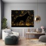 Schwarzer Wolf vor goldenem Monogramm