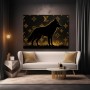 Schwarzer Wolf vor goldenem Monogramm