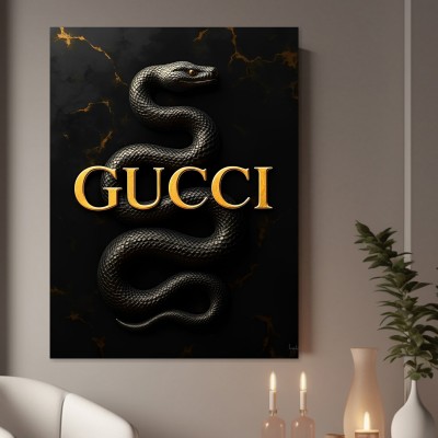 Schwarze Schlange mit Goldschrift