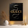 Schwarze Schlange mit Goldschrift
