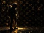 Astronaut im goldenen Kosmos