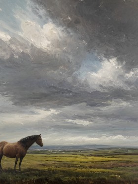 Pferd unter dramatischem Himmel