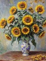 Sonnenblumen in blauer Vase