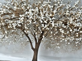 Blühender Baum in Weiß