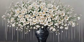 Weiße Blüten in schwarzer Vase