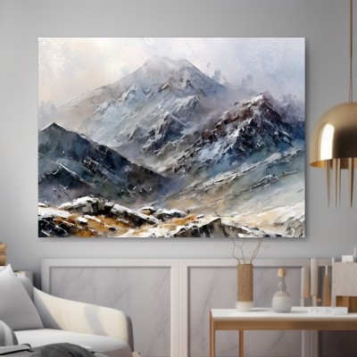 Schneebedeckte Bergwelt in kühlen Tönen