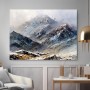 Schneebedeckte Bergwelt in kühlen Tönen