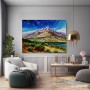 Farbenfrohe Berglandschaft mit Dorf