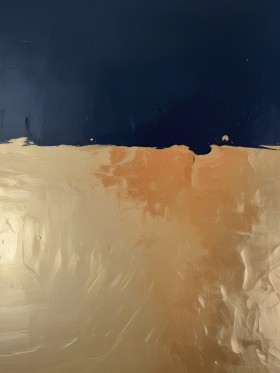 Abstrakte Küstenruhe in Blau und Sand