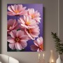 Zarte rosa Blüten vor Violett