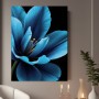 Blaue Blüte auf Schwarz
