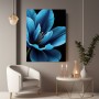 Blaue Blüte auf Schwarz