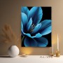 Blaue Blüte auf Schwarz