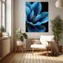 Blaue Blüte auf Schwarz