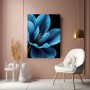 Blaue Blüte auf Schwarz