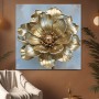 Goldene Blüte auf zartem Blau