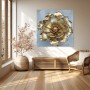 Goldene Blüte auf zartem Blau