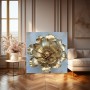 Goldene Blüte auf zartem Blau
