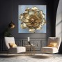 Goldene Blüte auf zartem Blau