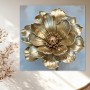 Goldene Blüte auf zartem Blau