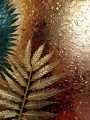 Goldene Farnblätter auf Struktur