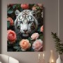 Weißer Tiger in Rosen