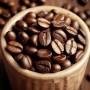 Kaffeebohnen in Holzschale