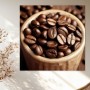 Kaffeebohnen in Holzschale