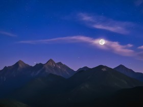 Mondnacht über den Bergen