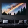 Sternenhimmel über dunklem Tannenwald
