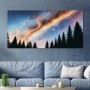 Sternenhimmel über dunklem Tannenwald