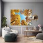 Goldener Herbstwald unter blauem Himmel