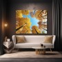 Goldener Herbstwald unter blauem Himmel