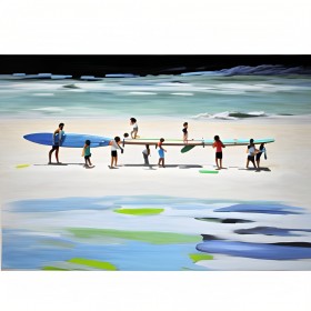 Surfer am hellen Strand