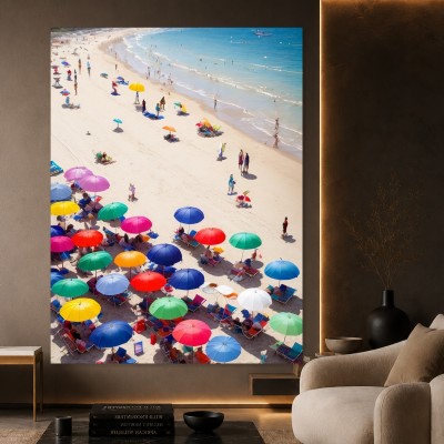 Bunter Strandtag am türkisblauen Meer